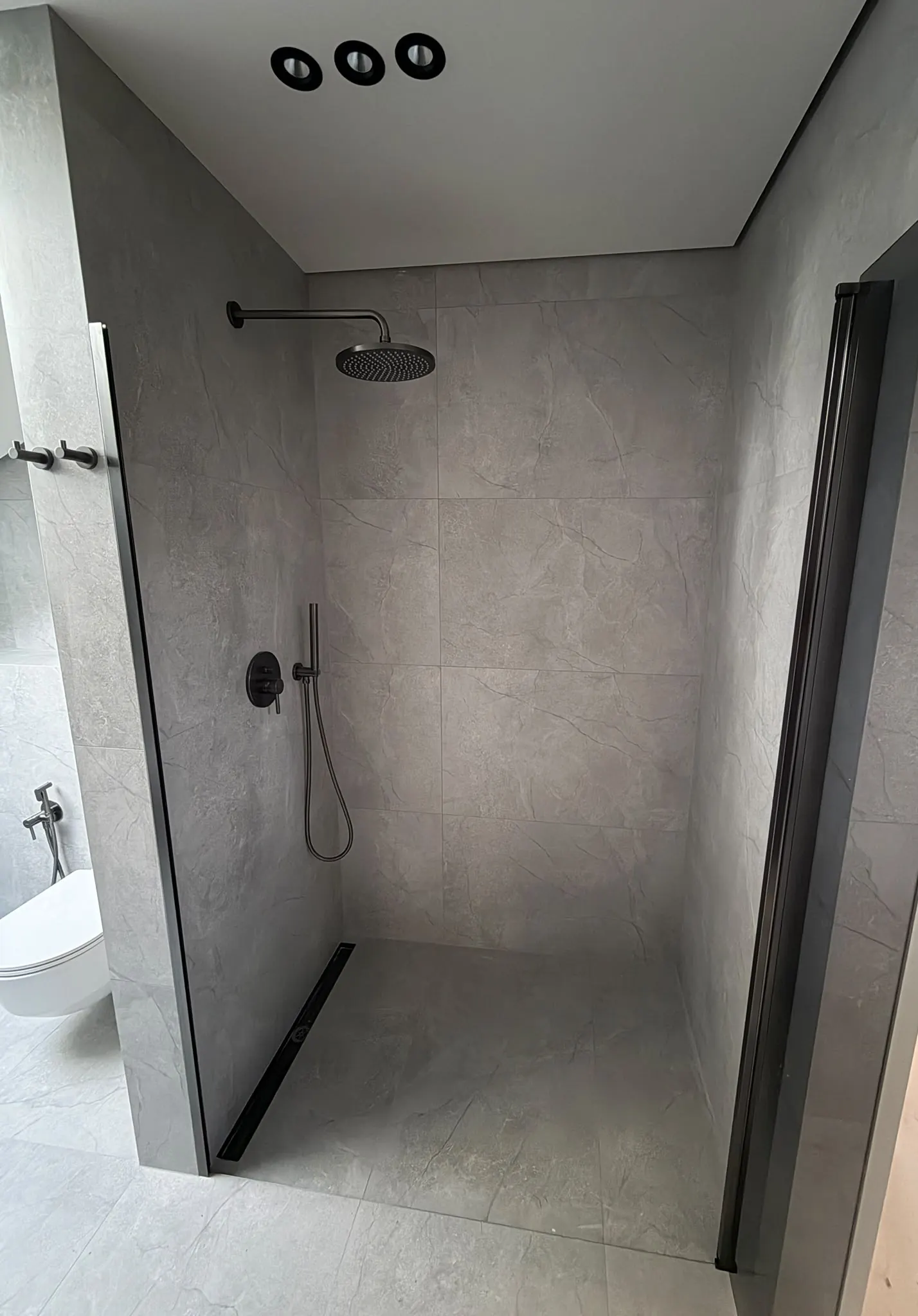 Prysznic walk-in z odpływem liniowym